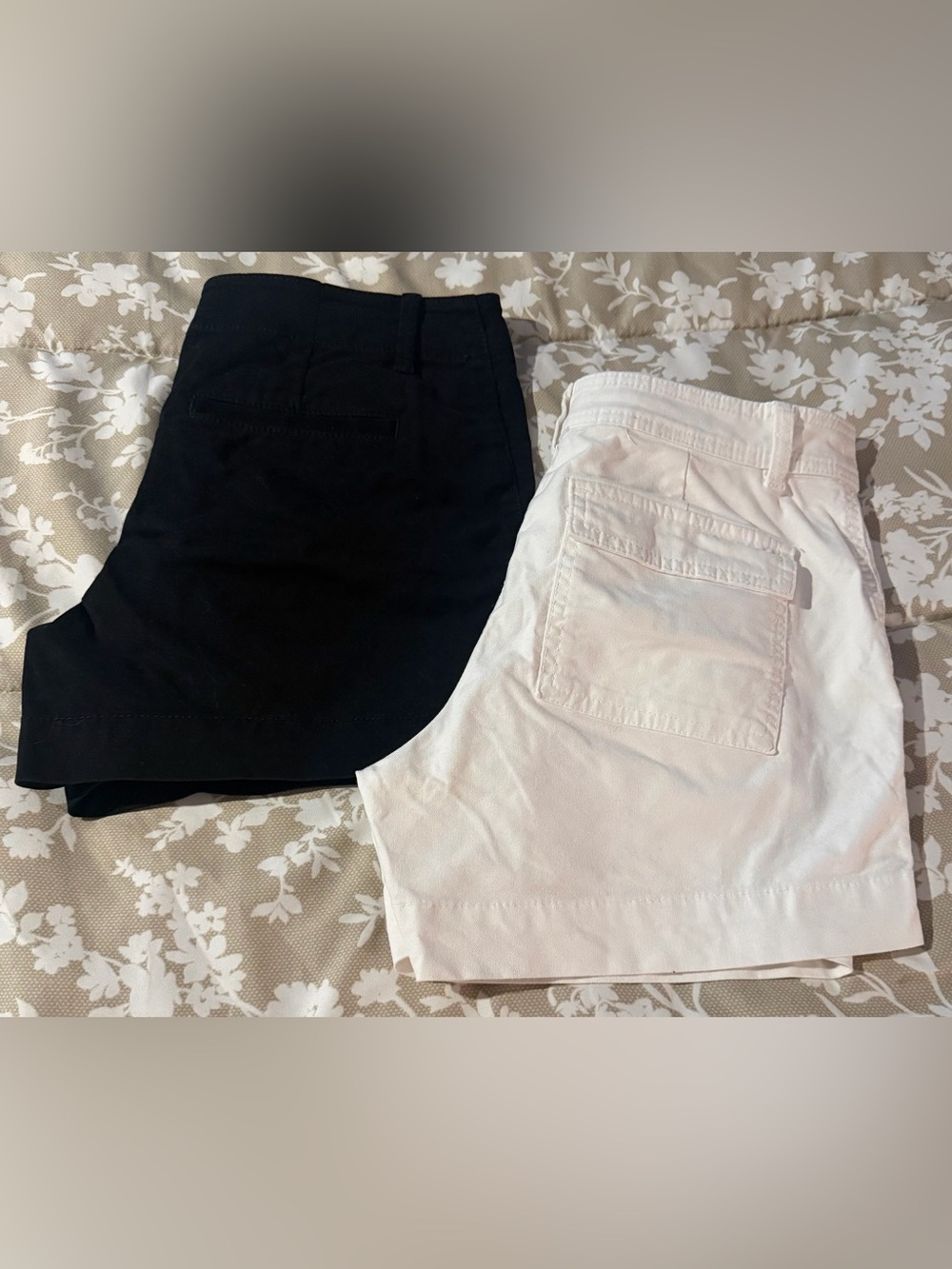 2 PAIRS OF TWILL LOFT BLACK SZ 00 AND A NEW DAY WHITE SZ 0 SHORTS